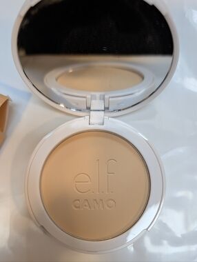 e.l.f. Camo Powder Foundation - Light 240 W